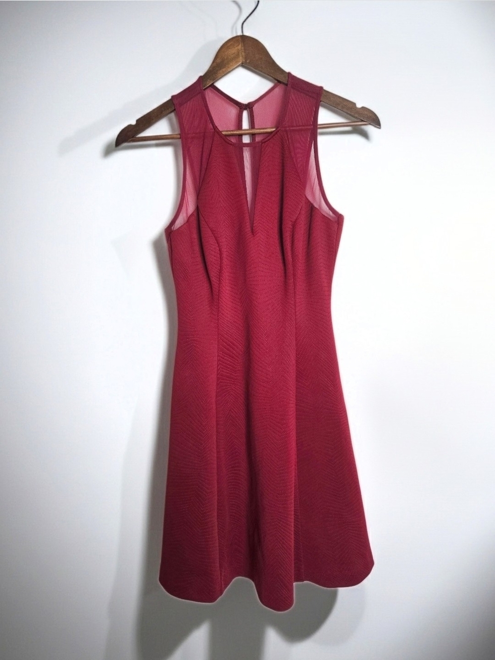 GUESS Burgundy Crinkled Flare Textured Mesh Dress Keyhole Back. Womens Size O